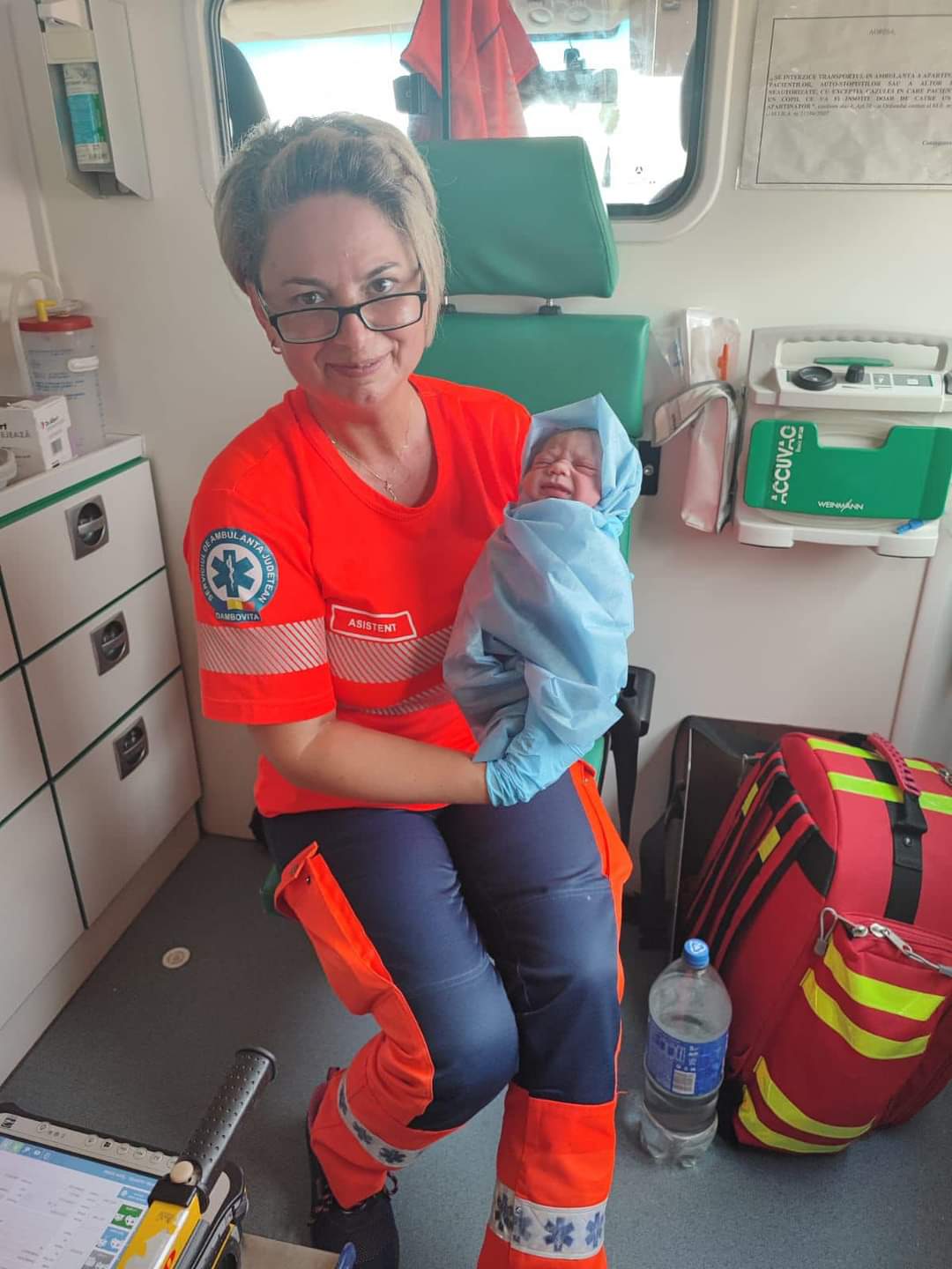 Un nou-născut a venit pe lume în ambulanță în timp ce se deplasa spre spitalul din Târgoviște, într-o intervenție de urgență în localitatea Românești. Echipajul de la Serviciul de Ambulanță Județean Dâmbovița a răspuns apelului la 112 și a reușit să asiste nașterea fericită a bebelușului chiar în autospeciala medicală. Atât nou-născutul, cât și mama sa au fost predați în siguranță personalului spitalului județean, iar starea lor este bună. Echipajul format din asistenta medicală Ciobanu Mihaela și ambulanțierul Toma Dragoș a demonstrat profesionalism și pregătire exemplară în gestionarea acestei situații neașteptate. Această poveste plină de emoție subliniază importanța serviciilor de urgență și dedicarea personalului medical. O nouă viață adusă pe lume cu succes în mijlocul unei intervenții de urgență - o veste minunată care aduce speranță și bucurie!