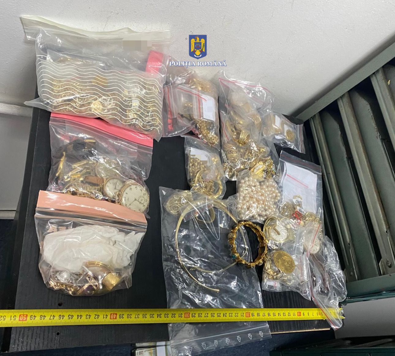 Patronul unor case de amanet din judeţul Dâmboviţa este anchetat pentru evaziune fiscală, cămătărie şi fals în înscrisuri sub semnătură privată.