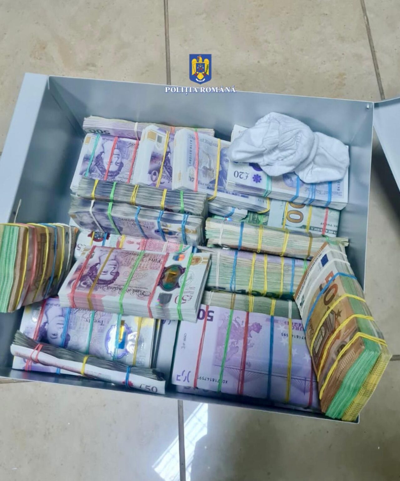 Percheziții la patronul unor case de amanet din judeţul Dâmboviţa Patronul unor case de amanet din judeţul Dâmboviţa este anchetat pentru evaziune fiscală, cămătărie şi fals în înscrisuri sub semnătură privată.