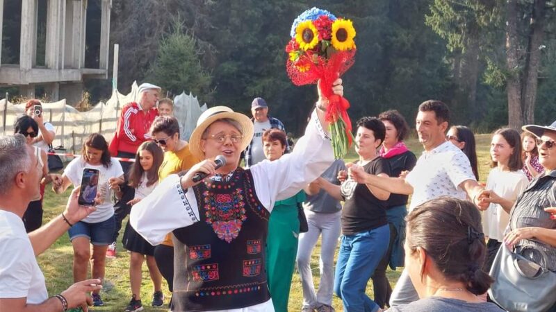 Festivalul Peștera-Padina a încântat publicul prezent cu un periplu muzical de excepție Prima zi a festivalului a dedicată folclorului care este un adevărat document al existenței noastre pe pământ și un argument al originii noastre străvechi.