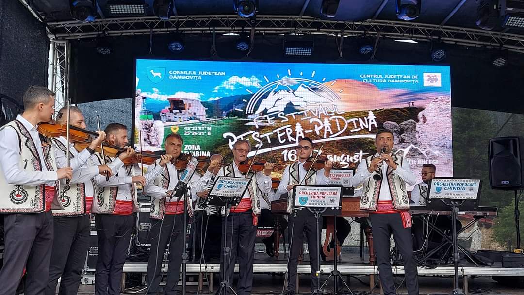 Prima zi a festivalului a dedicată folclorului care este un adevărat document al existenței noastre pe pământ și un argument al originii noastre străvechi.