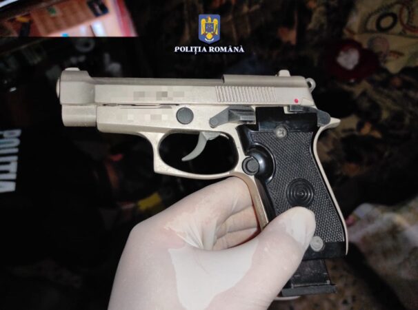 Percheziții la un bărbat care deținea ilegal arme În după-amiaza zilei de ieri, polițiștii din cadrul Poliției Orașului Găești, sub coordonarea unui procuror de la Parchetul de pe lângă Judecătoria Găești
