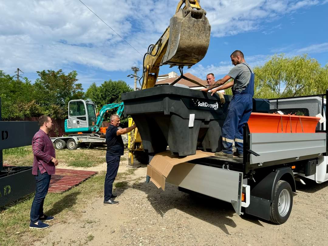 Primăria Răzvad a făcut un pas semnificativ în direcția îmbunătățirii infrastructurii și serviciilor publice, achiziționând o autobasculantă echipată cu sărărița și lamă pentru zăpadă.
