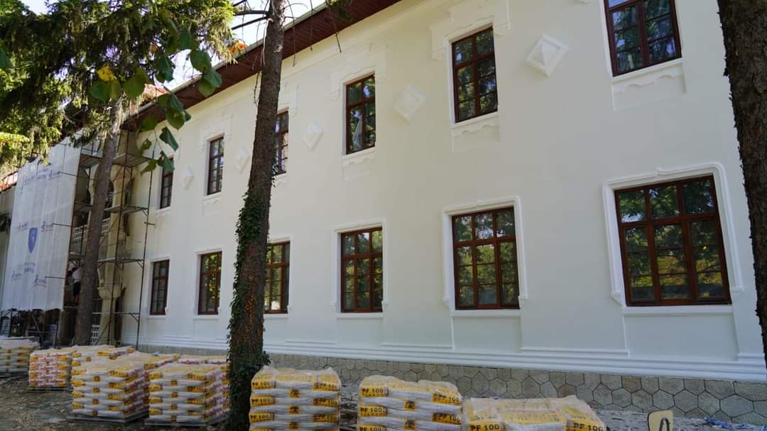 Clădirea istorică a fostei Școli de Cavalerie din municipiul Târgoviște este în plin proces de conservare și restaurare