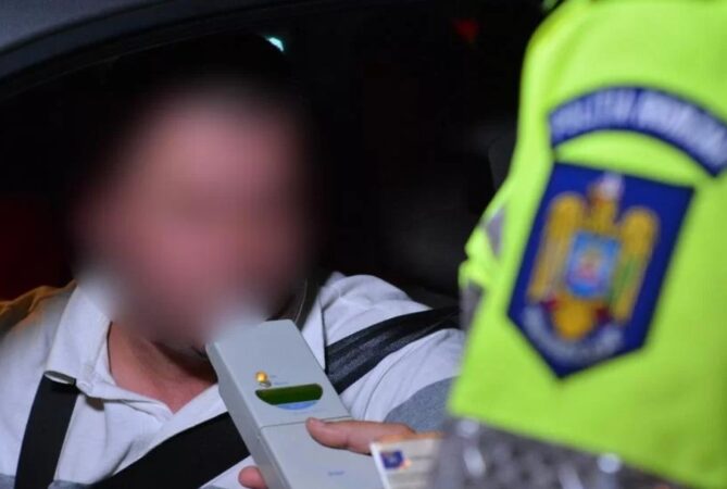 Un șofer mort de beat a intrat cu mașina într-un alt autoturism care circula regulamentar În jurul orei 20:40, polițiștii au fost sesizați prin SNUAU 112 de către un participant la trafic cu privire la producerea unui accident rutier pe raza comunei Valea Lungă.