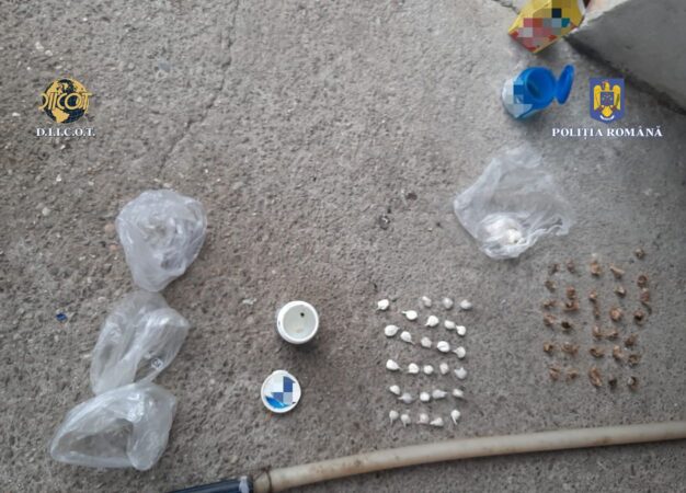 Percheziții în Dâmbovița: Un alt traficant de droguri a ajuns în arest În urma amplelor activități desfășurate, de către polițiștii Serviciului de Combatere a Criminalității Organizate Dâmbovița, împreună cu procurorii Direcției