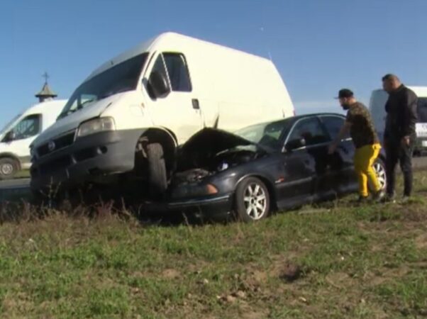 În comuna dâmbovițeană Produlești, pe DN 7, a avut loc un accident rutier între două autovehicule, o dubiță și un autoturism, soldat cu rănirea a două persoane. 
