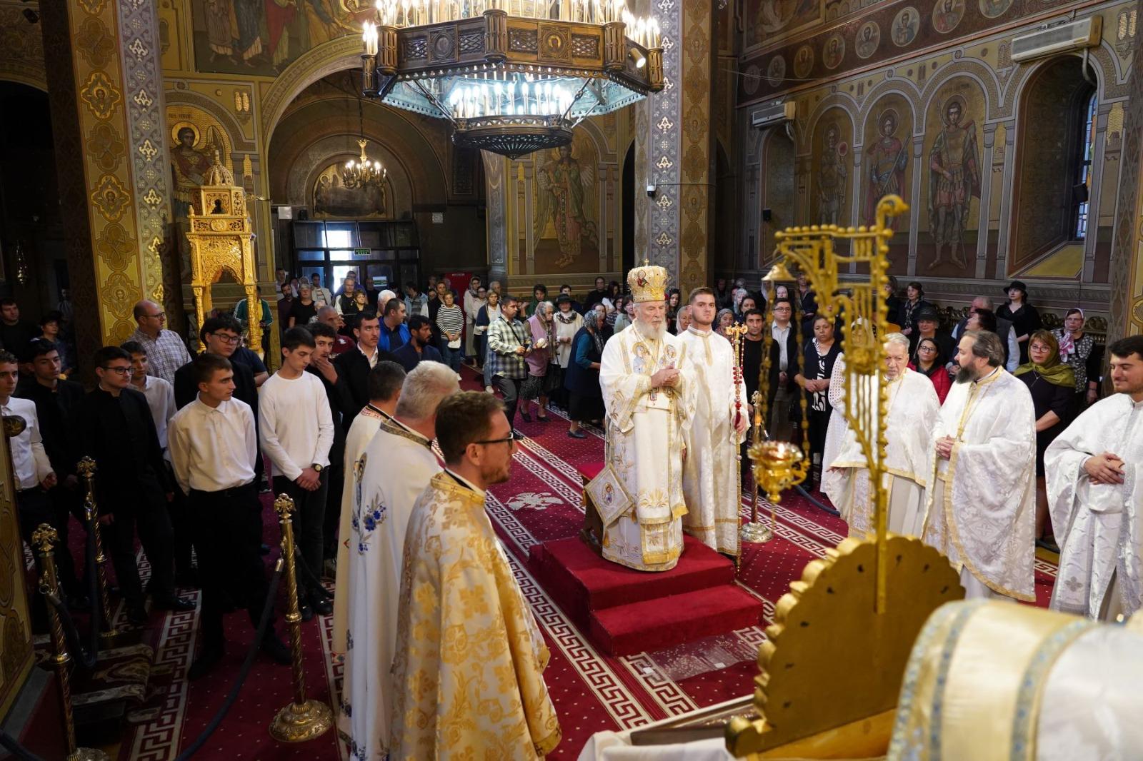 Înaltpreasfințitul Părinte Arhiepiscop și Mitropolit Nifon, a săvârșit, însoțit de un sobor de preoți și diaconi, Sfânta Liturghie la Catedrala din Târgoviște,