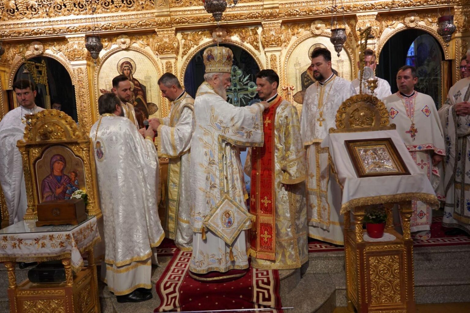 Hirotonirea diaconului Constantin Dragomir întru preot la Parohia Valea Lungă – Cricov Înaltpreasfințitul Părinte Arhiepiscop și Mitropolit Nifon, a săvârșit, însoțit de un sobor de preoți și diaconi, Sfânta Liturghie la Catedrala din Târgoviște,