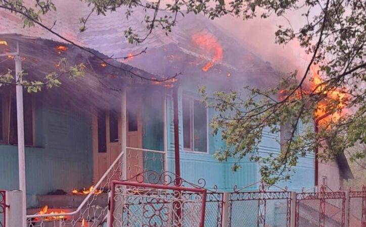 Într-o intervenție coordonată și promptă, Garda de Intervenție Fieni și Detașamentul de Pompieri Pucioasa au reușit să stingă un incendiu care