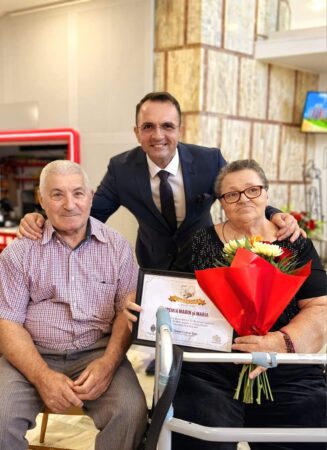 Acest eveniment a fost unul dintre momentele preferate ale primarului Daniel Cristian Stan, care s-a declarat privilegiat să poată sărbători și să aducă un omagiu acestor cupluri extraordinare.