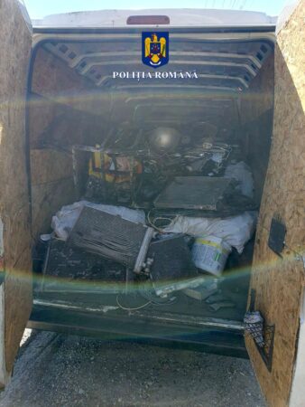 Polițiștii au verificat o autoutilitară, unde au descoperit 2.015 kilograme de deșeuri neferoase fără documente Polițiștii din cadrul Poliției Orașului Fieni au oprit pentru control, pe drumul național 71, în comuna Moroeni, o autoutilitară condusă de un bărbat de 29 de ani, din comuna Mătăsaru.