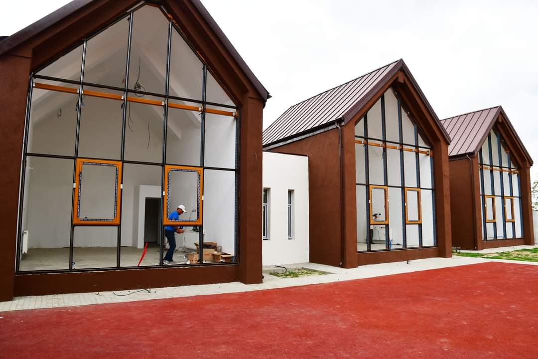 Noua Grădiniță din Răcari se apropie de finalizare, marcând un pas important în investițiile pentru îmbunătățirea infrastructurii educaționale.