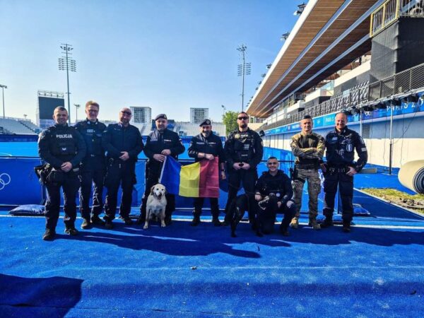 Misiune îndeplinită cu brio de Houston, câinele american al Jandarmeriei Române Houston este unul dintre câinii de serviciu ai Jandarmeriei Române, care a fost membru în echipa de luptători ai Brigăzii Speciale de Intervenție a Jandarmeriei.