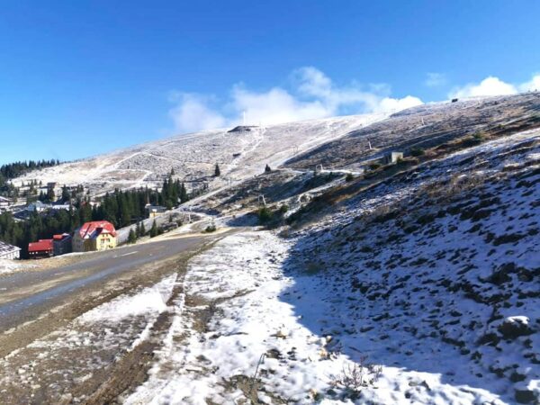 Un episod de iarnă timpurie lovește zonele montane înalte din România! Meteorologii avertizează că temperaturile vor scădea sub zero grade