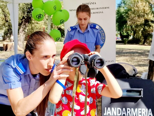Jandarmii și reprezentanții Centrului Antidrog Dâmboviţa, au facut parteneriat pe un nou an școlar în siguranță Jandarmii dâmbovițeni alături de reprezentanți ai Centrului de Prevenire, Evaluare și Consiliere Antidrog Dâmboviţa au desfășurat premergătoar