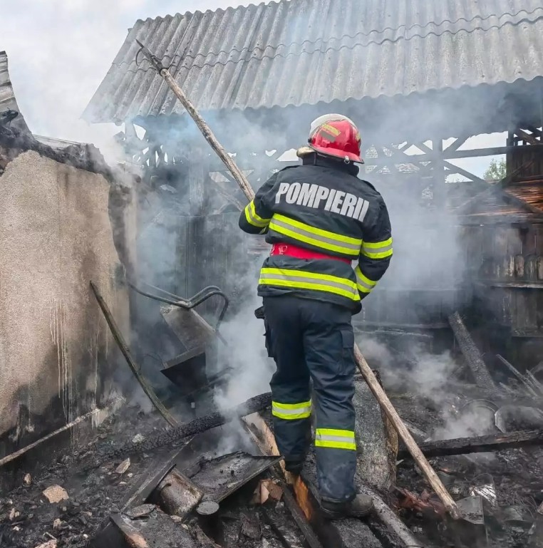 Garda de Intervenție Voinești a intervenit cu două autospeciale de stingere cu apă și spumă și un echipaj SMURD, iar Detașamentul de Pompieri Târgoviște cu o autospecială de stingere.