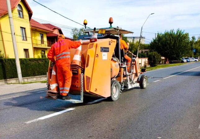 Marcajele rutiere de pe DN72, în zona  Valea Voievozilor, comuna Răzvad , au fost recent executate pentru a asigura siguranța și fluiditatea traficului. 
