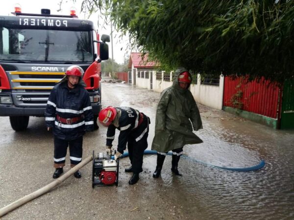 Autoritățile județului Dâmbovița avertizează asupra condițiilor meteorologice extreme care afectează regiunea. Intensificările vântului