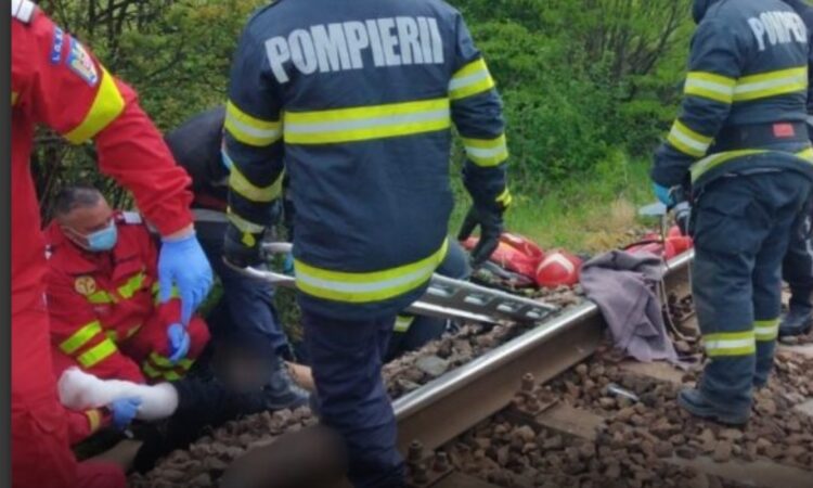 Pompierii din județul Dâmbovița au fost solicitați să intervină într-un caz de urgență în satul Dârza, comuna Crevedia, unde o persoană a fost surprinsă sub un tren.