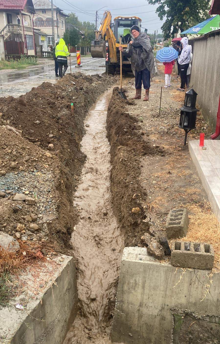 Ploile de miercuri, 11 septembrie 2024, a dat mari bătăi de cap la Șotânga, însă Serviciul Voluntar pentru Situații de Urgență (SVSU) din localitatea Șotânga