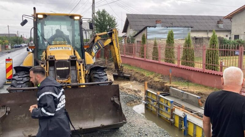 Primăria Șotânga a intervenit prompt și eficient pentru a gestiona consecințele precipitațiilor abundente Ploile de miercuri, 11 septembrie 2024, a dat mari bătăi de cap la Șotânga, însă Serviciul Voluntar pentru Situații de Urgență (SVSU) din localitatea Șotânga