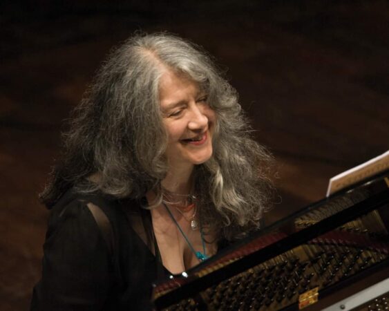 Marea doamnă a claviaturii, Martha Argerich, va susține pe scena Ateneului un recital extraordinar împreună cu violonistul Géza Hosszu-Legocky.