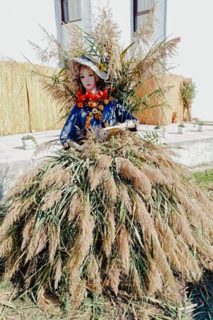 SEPTEMBRIE (RĂPCIUNE) este anotimpul roadelor Cea mai frumoasă legendă a toamnei este chiar povestea frunzei ruginii. Se spune că într-o zi se năpusti un vânt puternic, de spărgea ferestrele oamenilor