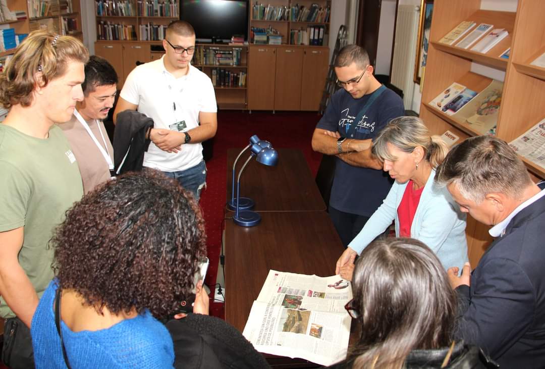 "Școala de toamnă în jurnalism și comunicare" a adus tineri din Balcani la Biblioteca Județeană Dâmbovița.