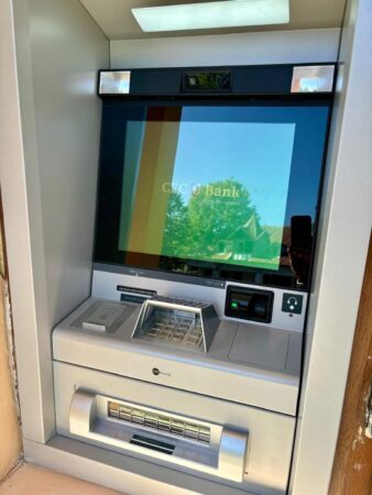 Bancomat funcţional la Primăria comunei Malu cu Flori, disponibil 24/7 Primarul comunei Malu cu Flori, Ion Constantin, a adus veşti excelente pentru locuitorii săi prin montarea unui bancomat la sediul Primăriei.