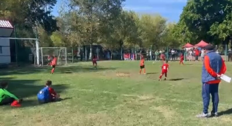 Caravana micilor fotbaliști a pornit la drum La Bucșani a avut loc un eveniment deosebit pentru iubitorii fotbalului juvenil, odată cu debutul ediției 2024-2025 a Interligii Dâmbovița. Caravana micilor fotbaliști a pornit la drum, aducând entuziasm și bucurie pe terenul de fotbal de la Dalles Parc. Juniorii U7, U8, U9 și U10 au fost protagoniștii unui veritabil festival al fotbalului juvenil, demonstrând abilități tehnice remarcabile și pasiune pentru sportul rege. Atmosfera a fost una plină de energie pozitivă, iar suporterii prezenți au fost martorii unor momente memorabile pe teren. Organizatorii au făcut tot posibilul pentru ca micuții fotbaliști să se bucure de o experiență fotbalistică de neuitat, oferindu-le oportunitatea de a-și etala talentul și determinarea în competiția juvenilă. Felicitări tuturor participanților și organizatorilor pentru succesul acestui eveniment remarcabil! Este încurajator să vedem pasiunea și dedicarea tinerilor fotbaliști și să ne bucurăm de evoluția lor în cadrul acestei competiții minunate.