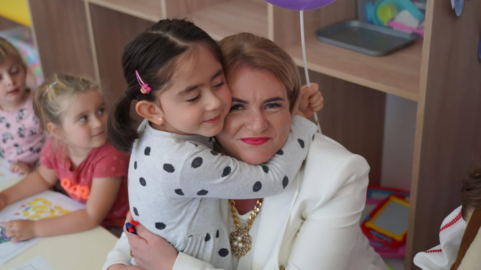 În prima zi a noului an școlar, cadrele didactice, elevii și părinții din județul Dâmbovița au fost întâmpinați cu un mesaj emoționant