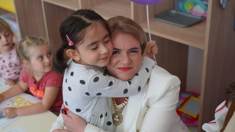 Mesaj mobilizator din partea prefectului Claudia Gilia, la început de an școlar În prima zi a noului an școlar, cadrele didactice, elevii și părinții din județul Dâmbovița au fost întâmpinați cu un mesaj emoționant