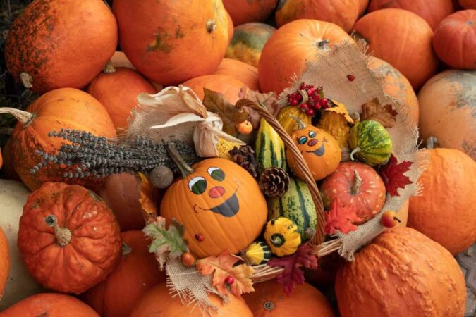 Luna Octombrie sau Brumărel, o lună plină de tradiție și sărbătoare creștină Octombrie este cea de-a doua lună din străvechiul calendar biblic. Este a zecea lună a anului în calendarul Gregorian și are 31 de zile. Ziua are 13 de ore, iar noaptea are 11 de ore.