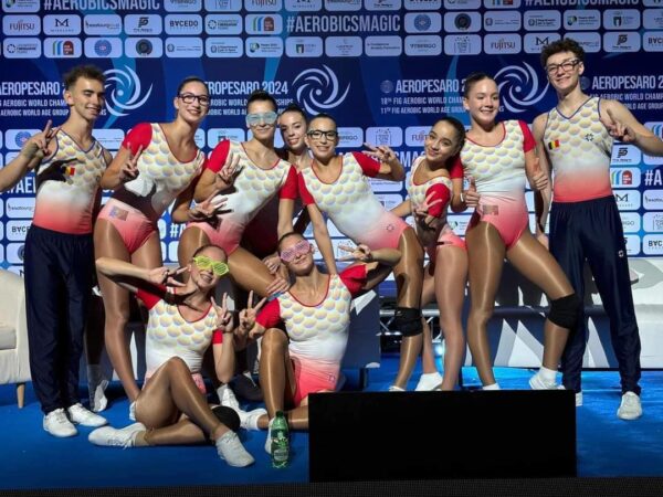 România a strălucit la prima ediție a Campionatelor Mondiale pentru juniori la gimnastică aerobică România a strălucit la prima ediție a Campionatelor Mondiale pentru juniori la gimnastică aerobică, obținând trei medalii de excepție și demonstrând încă o dată talentul și abilitatea remarcabilă a sportivilor săi.