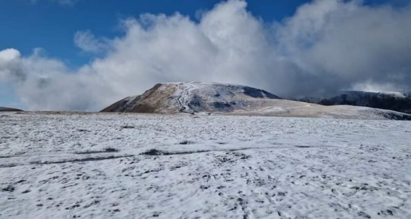 Prima ninsoare a toamnei a adus condiții dificile de circulație în unele zone din România. Stratul de zăpadă s-a depus de câțiva centimetri