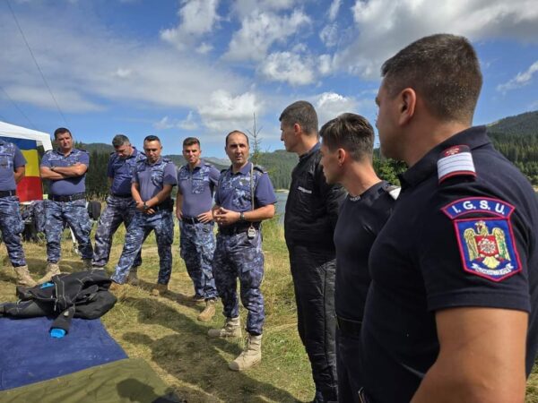 Trei pompieri dâmbovițeni au participat la o sesiune de pregătire în zona lacului Bolboci În perioada 1-8 septembrie 2024, trei pompieri de la ISU Dâmbovița, respectiv plt. adj. șef Păun George Valentin, plt. adj. Gae Daniel și plt. maj.