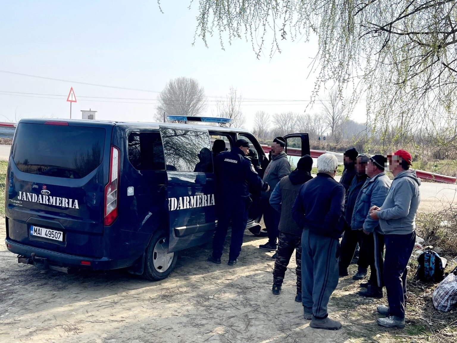 Jandarmii dâmbovițeni au desfășurat ample  acțiuni pentru prevenirea și combaterea braconajului în habitatele piscicole naturale din zona râurilor Ilfov și Dâmbovița. În urma acestor acțiuni, au fost constatate 7 fapte de nerespectare a prevederilor legale privind pescuitul.