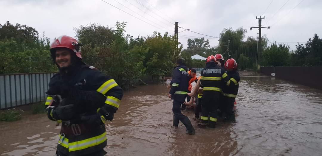 Autoritățile se pregătesc să facă față FENOMENELOR METEO EXTREME care de astăzi își fac simțită prezența, fiecare cetățean ar fi recomandat
