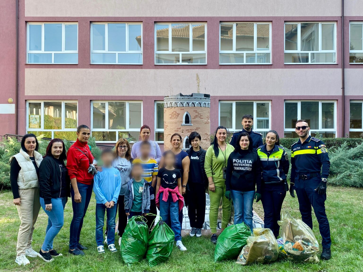 Polițiștii dâmbovițeni s-au alăturat inițiativei naționale „Let’s Do It, România!” Polițiștii dâmbovițeni au dat curs invitației de a contribui la protejarea mediului înconjurător și au transmis un puternic mesaj către comunitate despre importanța conservării naturii.