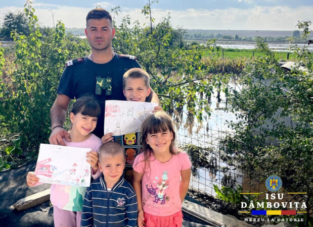 Copiii din satele inundate din județul Galați au găsit o modalitate specială de a-și arăta recunoștința față de pompierii care au intervenit