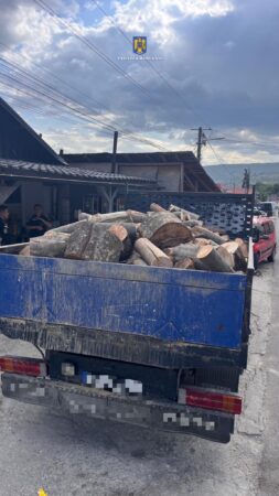 Polițiștii sunt pe urmele hoților de lemne, se verifică drastic orice mașină cu material lemnos Polițiștii sunt pe urmele hoților de lemne, se verifică drastic orice mașină cu material lemnos