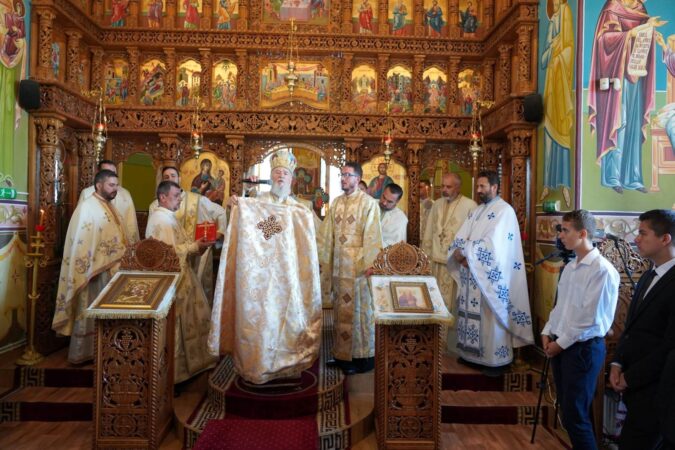 HRAMUL BISERICII PAROHIEI „SFÂNTUL VOIEVOD NEAGOE BASARAB” DIN MUNICIPIUL TÂRGOVIȘTE În prezența a numeroși credincioși din Municipiul Târgoviște, Înaltpreasfințitul Părinte Arhiepiscop și Mitropolit Nifon a săvârșit Sfânta Liturghie