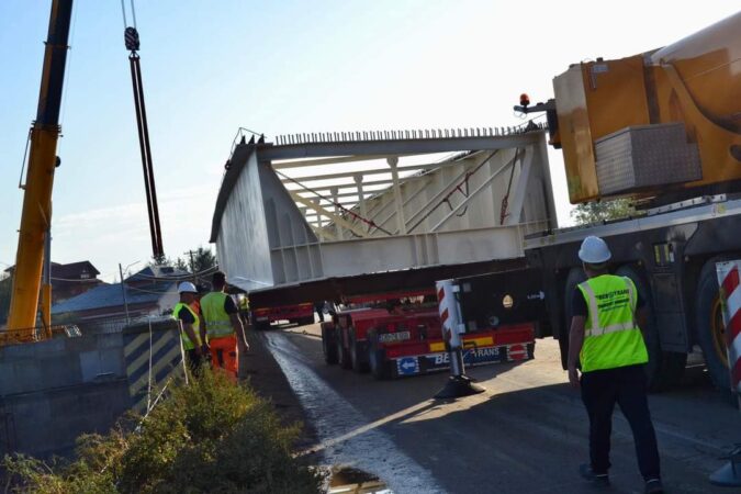 În cadrul proiectului de modernizare și lărgire la 4 benzi a drumului național DN7 Bâldana-Titu, un pas important a fost realizat prin montarea unui pod nou