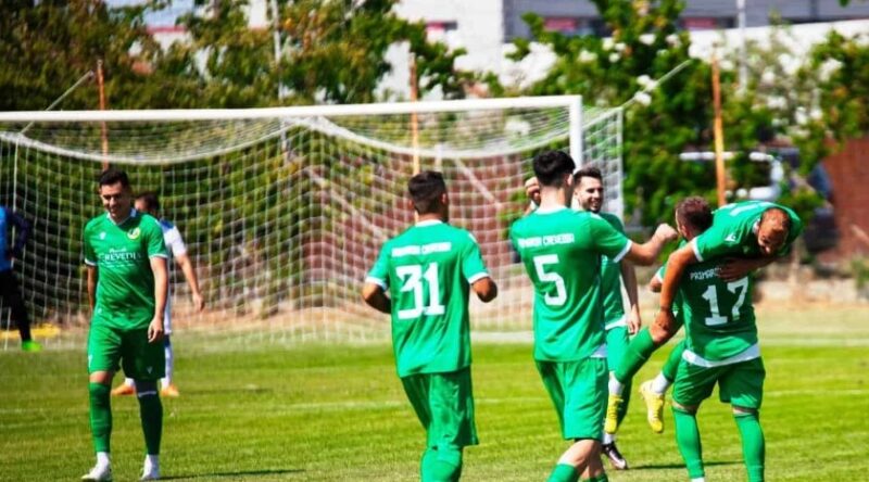 În etapa recentă a Ligii a 4-a la fotbal pentru seniori, Voința Crevedia și-a consolidat poziția de lider, obținând un punctaj maxim și fără să primească gol.