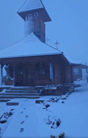 A nins ca în povești la munte În timp ce muntele s-a acoperit deja cu un strat generos de zăpadă, restul țării se confruntă cu ploi slabe și intensificări ale vântului.