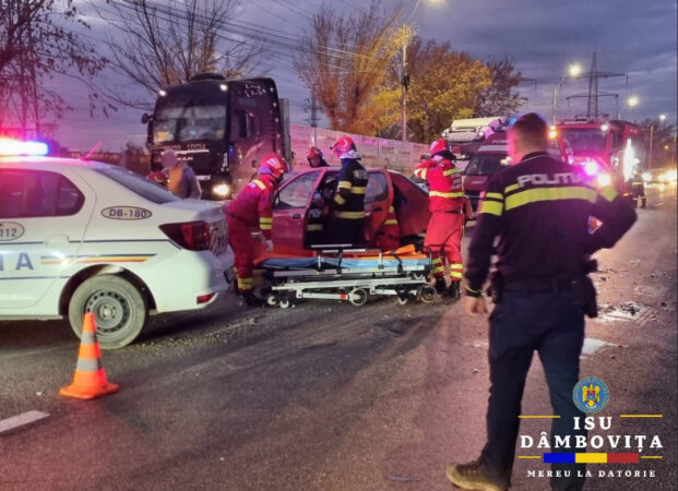 Ieri,  30 octombrie, în jurul orei 17:25, pompierii din Târgoviște au fost solicitați să intervină la un accident rutier în care au fost implicate două autoturisme.
