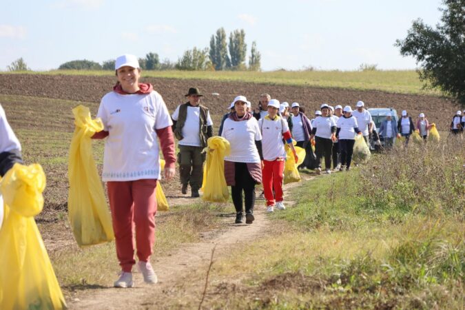 „Adoptă un km” – Comunitatea din Răcari s-a mobilizat pentru un mediu mai curat Zilele trecute, orașul Răcari a fost gazda unei acțiuni de amploare dedicată curățării și protejării mediului, intitulată „Adoptă un km”.