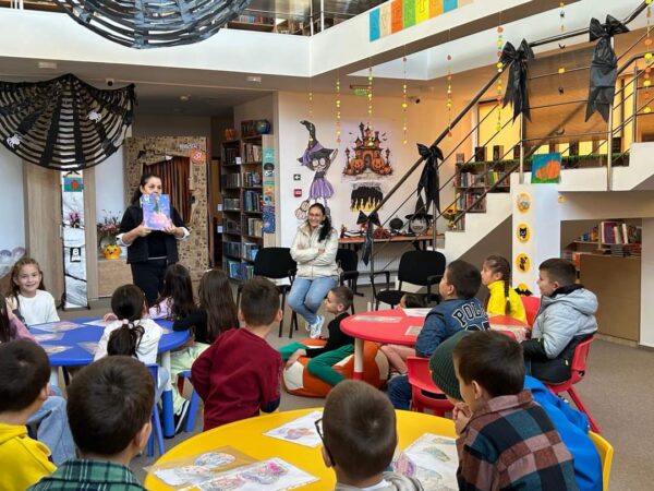  Biblioteca Județeană Dâmbovița a fost gazda unei zile speciale pentru elevii clasei a II-a de la Școala Gimnazială "Vasile Cârlova"