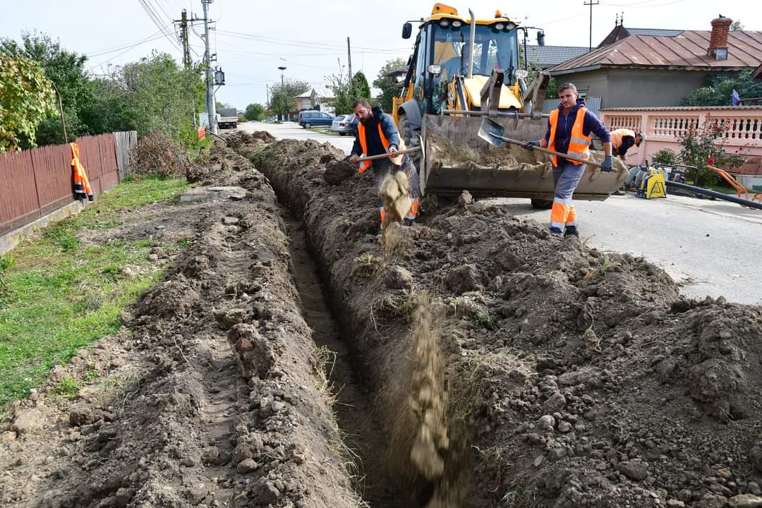 Lucrările la rețeaua de canalizare din Săbiești progresează constant. Echipele de muncitori se mobilizează pe strada Bucegi, asigurându-se